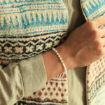 دستبند طلا 18 عیار زنانه با بند مهره‌ای ناریا مدل 6 گوی تک رج مروارید