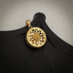 آویز گردنبند طلا کم اجرت ناریا مدل ورساچ