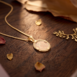 آویز گردنبند طلا کم اجرت 18 عیار زنانه ناریا مدل وان یکاد