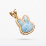 آویز گردنبند طلا 18 عیار زنانه ناریا طرح لبوبو