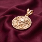 آویز گردنبند طلا 18 عیار زنانه ناریا طرح ورساچه