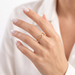 انگشتر طلا کم اجرت 18 عیار زنانه با طرح کارتیه ناریا مدل پروفیل بینهایت