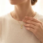 آویز گردنبند طلا کم اجرت 18 عیار زنانه ناریا مدل پروانه رویال
